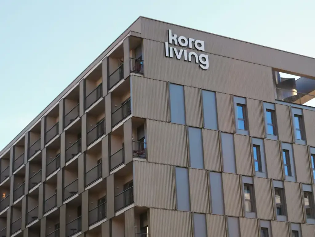 edificio de nueva construcción, con ventanales y terrazas