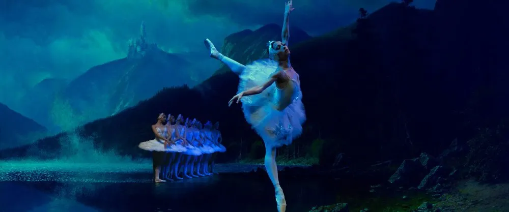Bailarinas interpretando El lago de Los Cisnes