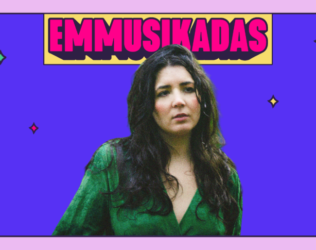 Cantante Andrea Santiago en un cartel con el titulo Emmusikadas, es un ciclo de música