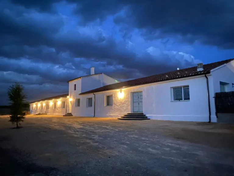 edificio blanco de una sola planta, con luz nocturna