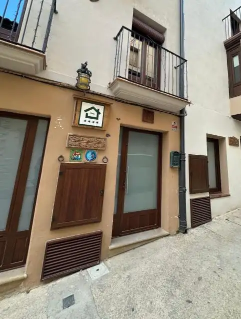 Entrada a una vivienda, carteleria descriptiva en la puerta de madera