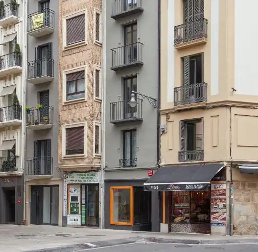 Edificios de acceso al establecimiento. Entrada acristalada con marco narajan