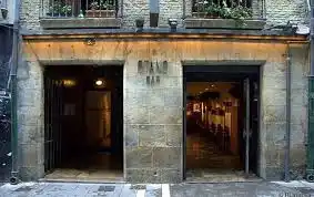Entrada del alojamiento, a la derecha la entrada al Bar y a la izquierda la entrada al portal donde se ubica el hostal