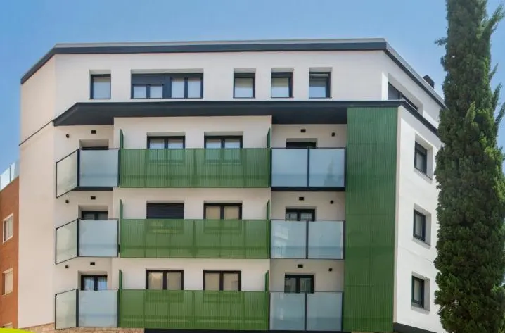 Edificio reformado centro de tudela, blanco con detalles de las terrazas en verde