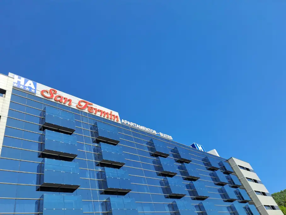 Fachada del hotel San Fermin, todo cristalera