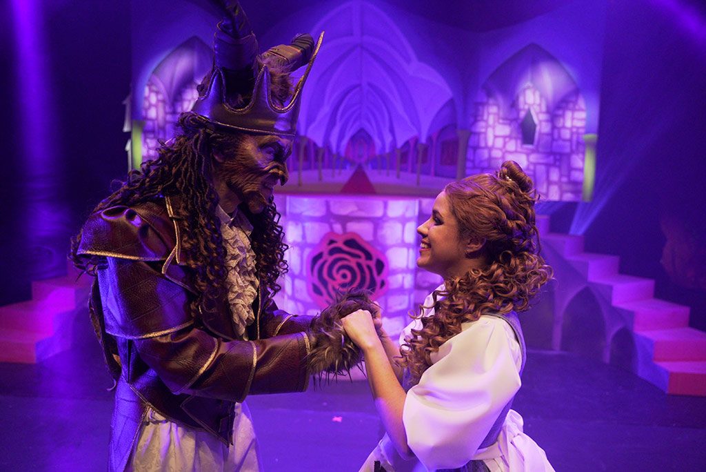Los actores que interpretan Bella y Bestia durante una escena de la obra