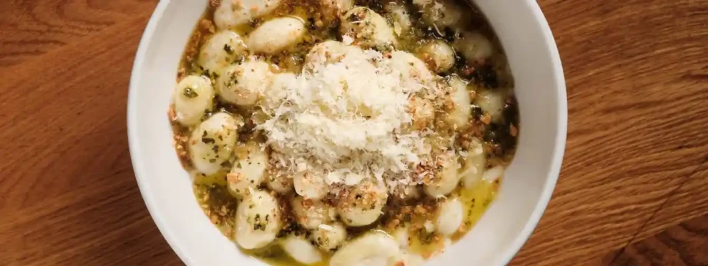 plato de gnocci visto desde arriba, con queso