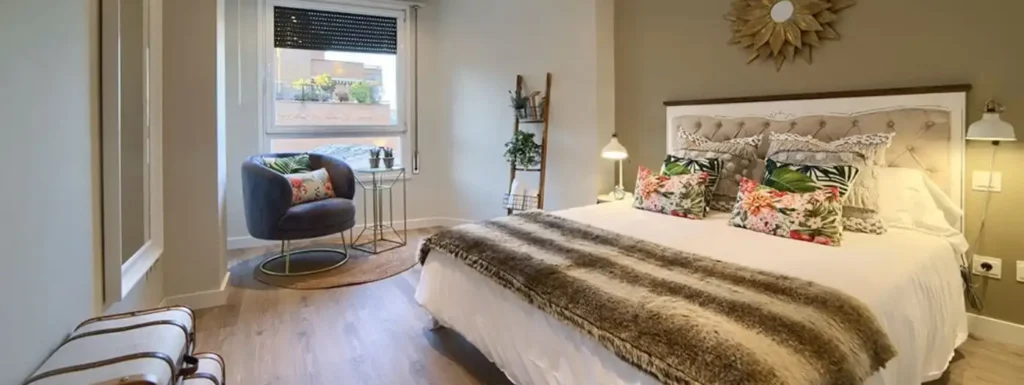 habitación con cama de matrimonio, cojines florales