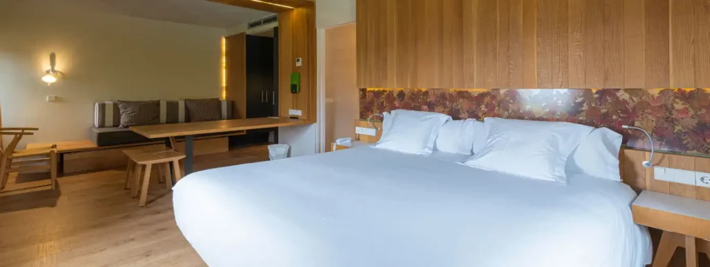 habitación con cama king y detalles en madera