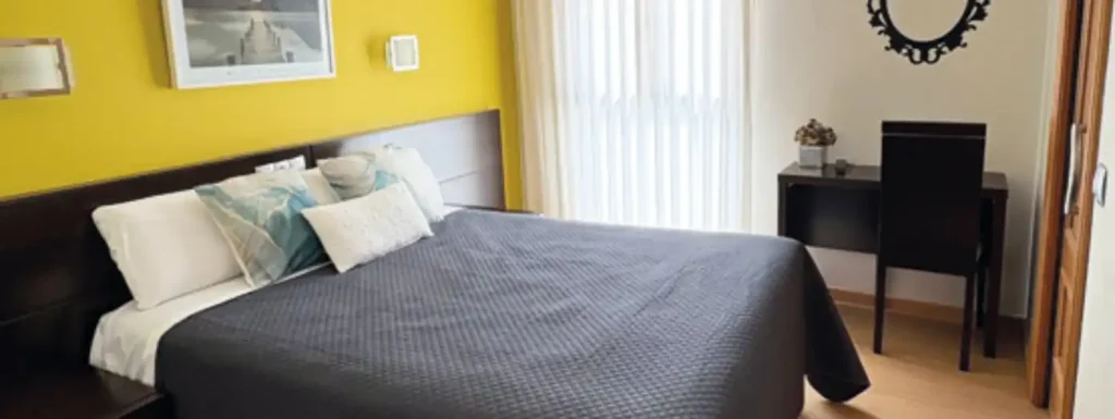 habitación doble con paredes amarillas y blancas