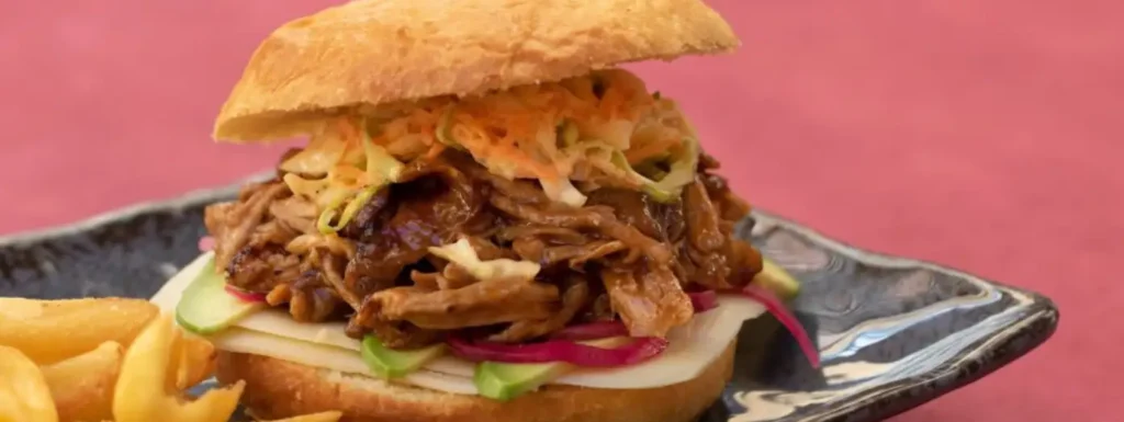 hamburguesa con patatas y carne mechada