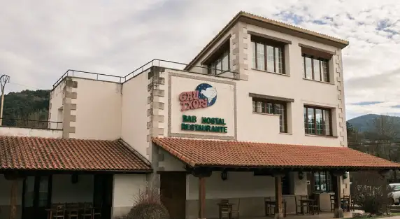 Edificio del Hostal. Con porches en la entrada