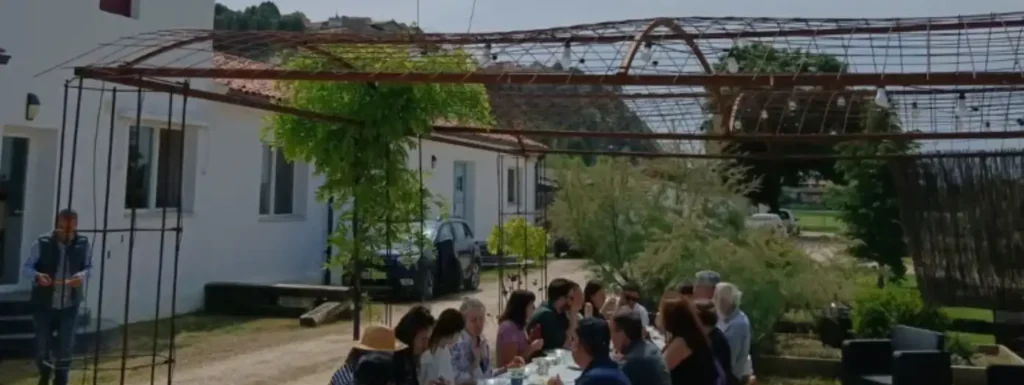 jardin del complejo, mesa con comensales en un entorno rural
