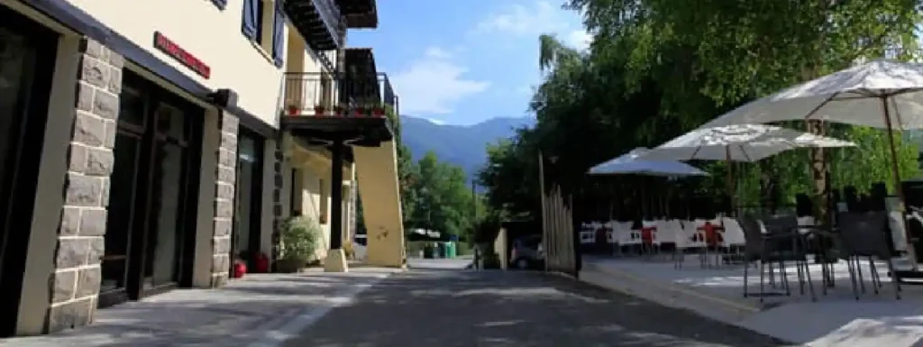 fachada y terraza del restaurante.