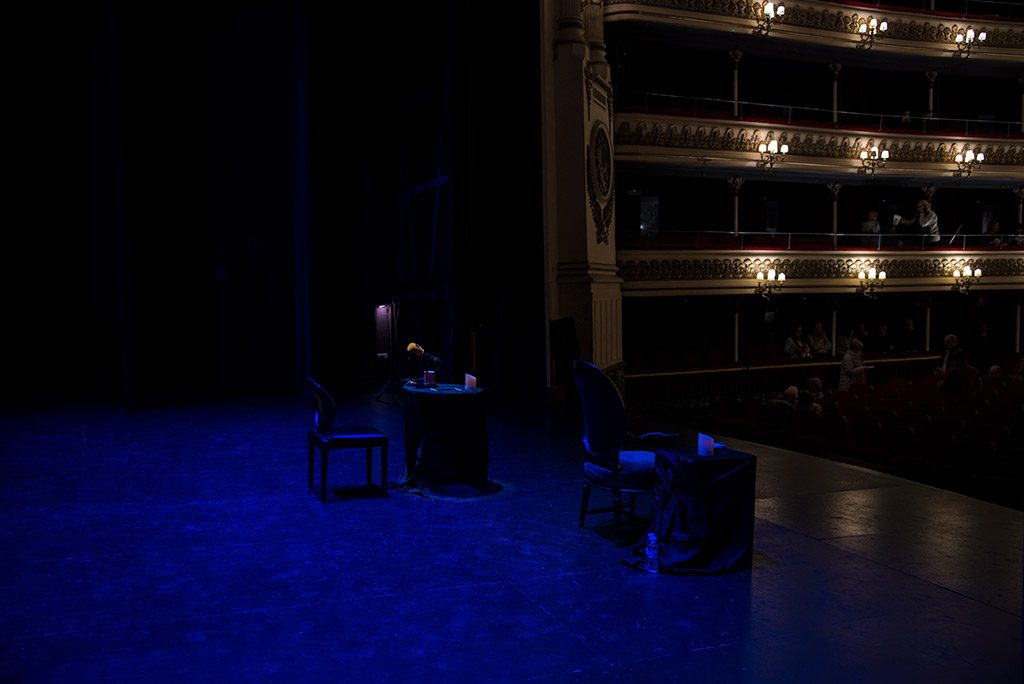 Escena de las noches de ortega, aparece un escenario muy oscuro en tonos azules