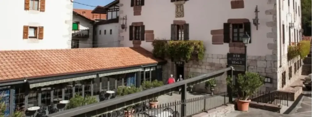 exterior con terraza cubierta.