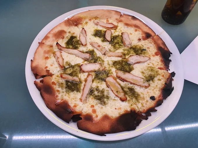 pizza de masa fina con pesto y pollo