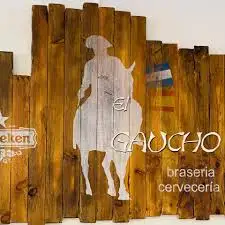 Poster de madera, con a silueta en blanco de un ginete sobre su caballo, bandera argentina y española en la derecha