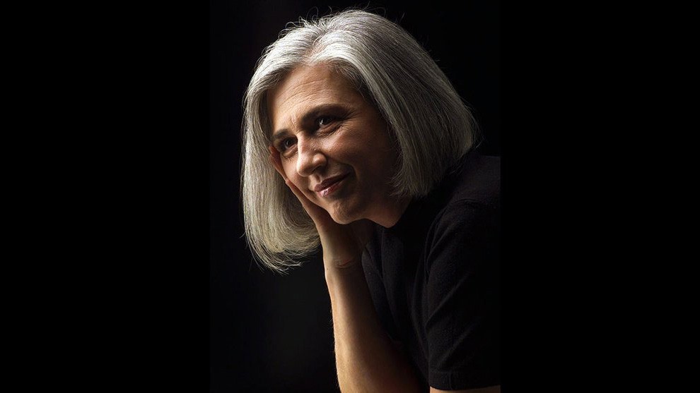 Teresa Catalán posa con una mano sujetando la mejilla.