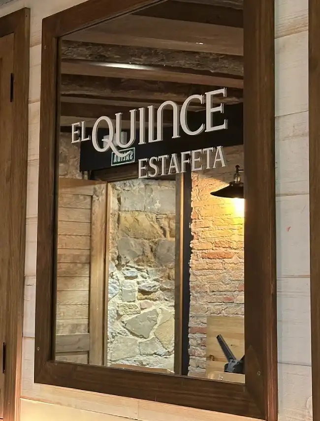 Espejo con el logo del restaurante en letras blancas