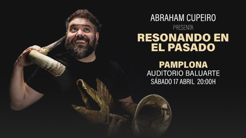 Cartel Abraham Cupeiro sostiene un cuerno en la mano e intenta oir a través de él.