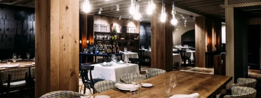 Restaurante del Hotel, mesas montadas y al fondo la barra
