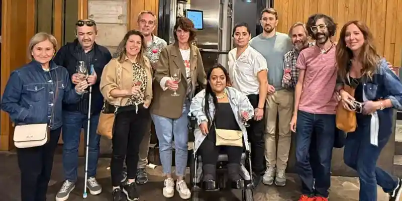 Grupo de personas participantes en la ruta bloguera accesible posan al finalizar la degustación de cazuelica y vino DO navarra del Bar Haziaberri