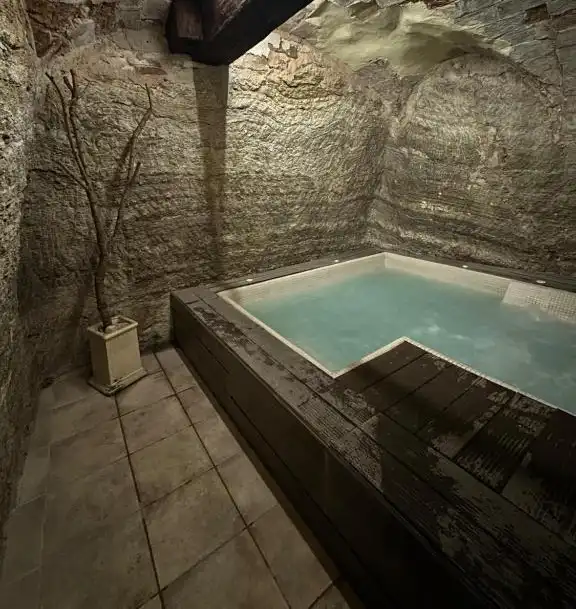spa en bodega con pared de piedra