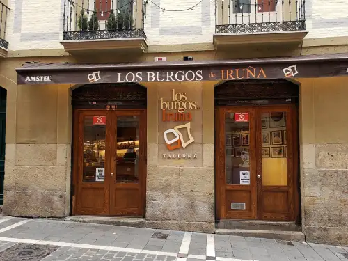 entrada al establecimiento, con portones de madera