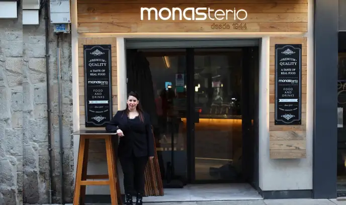 Fachada del establecimiento, en la puerta aparece Celia, la propietaria del establecimiento