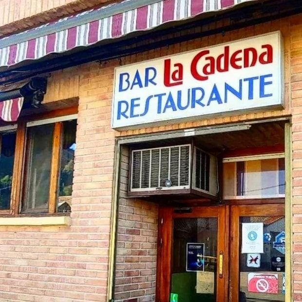 Entrada al establecimiento, con un letreo que simula letra de los años 80