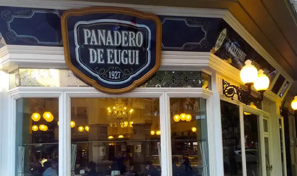 Letrero de estilo clasico en azul, con el nombre de la cafeteria y 1927, el año en el que se fundó