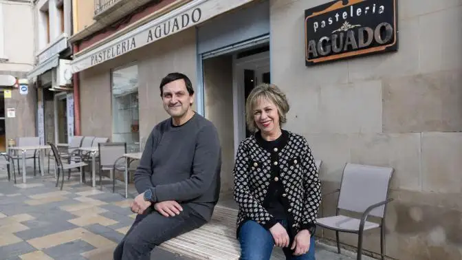 Los Hermanos que regentan la pasteleria posando ante la entrada de esta