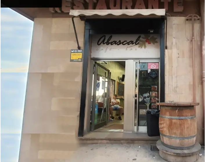 Entrada del bar abascal, con una cuba en la puerta
