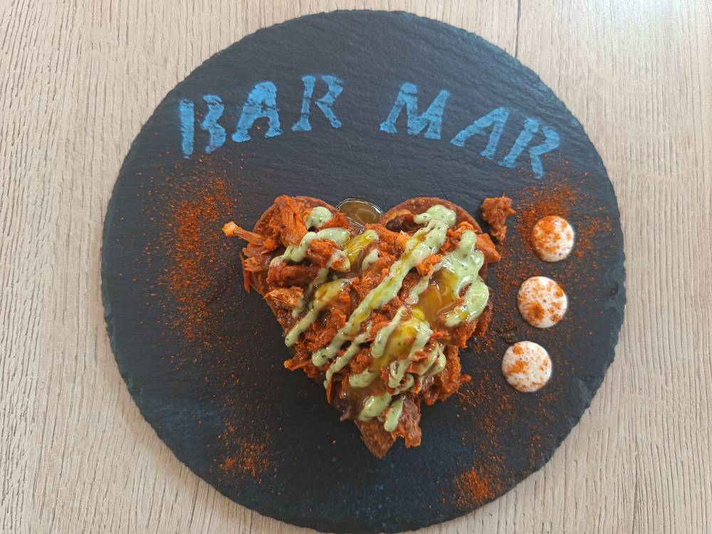 Pincho solidario Corazón Latino