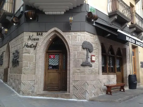 Entrada al Bar Nuevo Hostaf que simula la entrada a un bar medieval