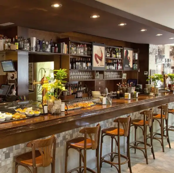 Barra con taburetes altos y pinchos en el bar rafael