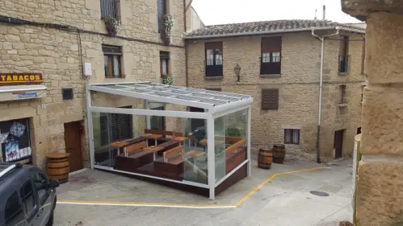 caseron de pueblo con una amplia terraza cerrada
