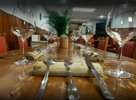 Primer plano de unos cubiertos en una mesa con copas