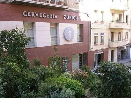 Gran fachada del establecimiento