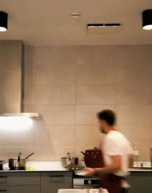 chef de casa txiki, cocinando en la cocina