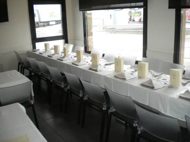 Comedor con mesa montada