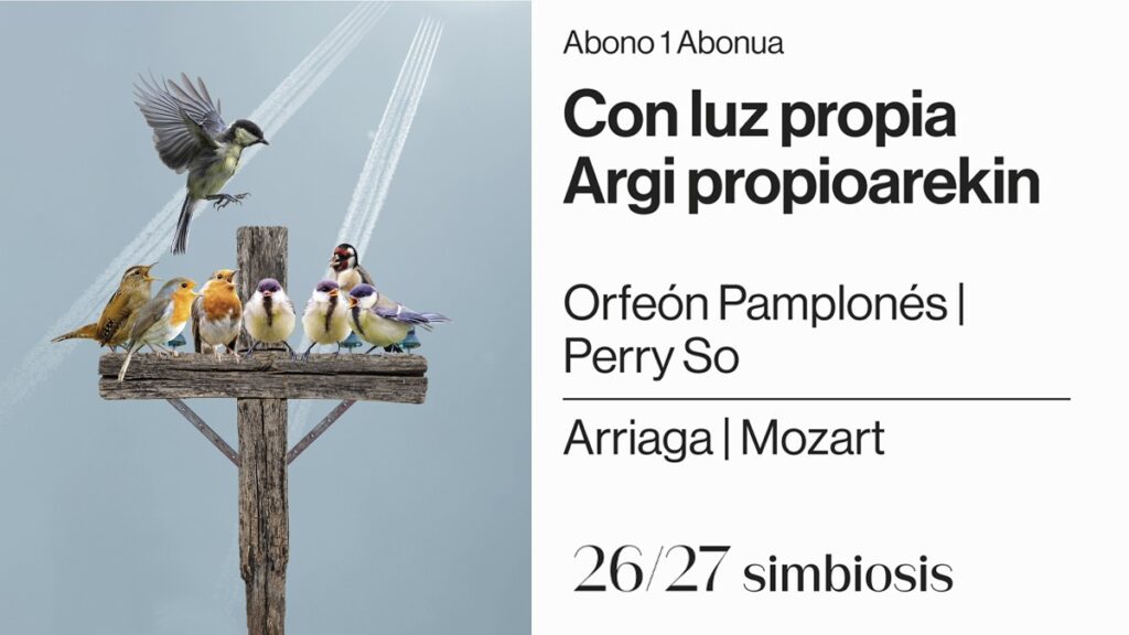 Cartel concierto Con Luz propia, en un poste de luz están posados varios pajaritos de colores y uno llegando e intente apoyar las patas en el tronco