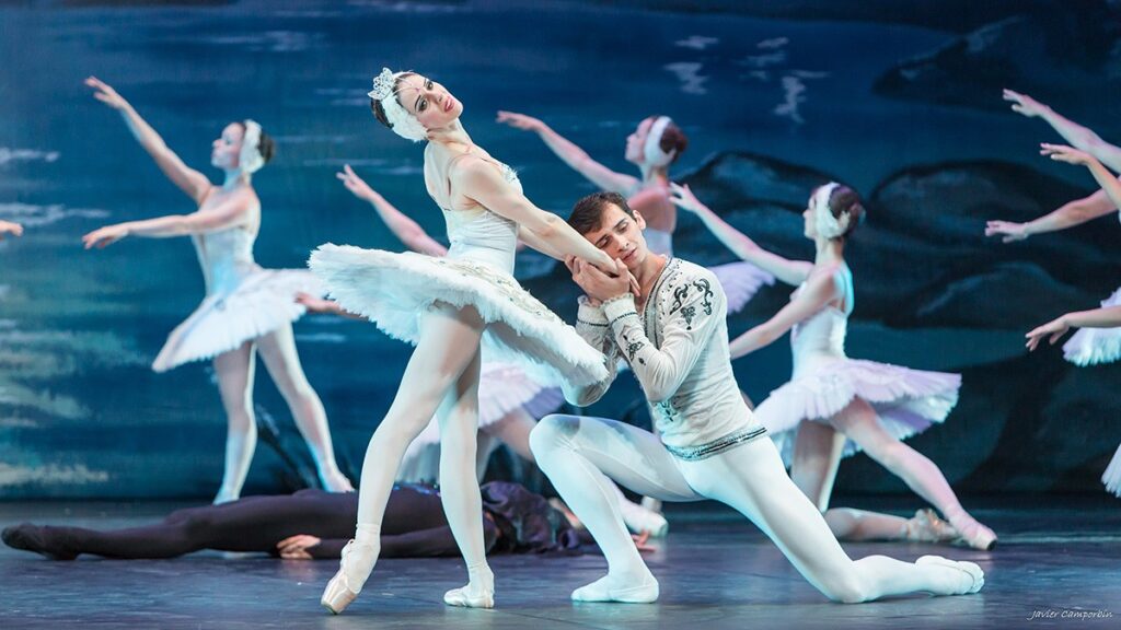Bailarinas interpretando la obra El Lago de los Cisnes