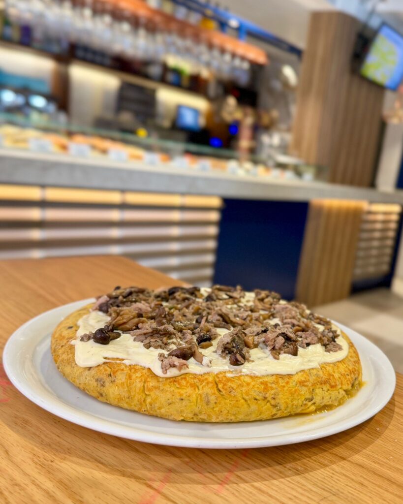 Pincho de Tortilla de patata rellena de carne ahumada, setas a la brasa, mayonesa de mantequilla y yuzu