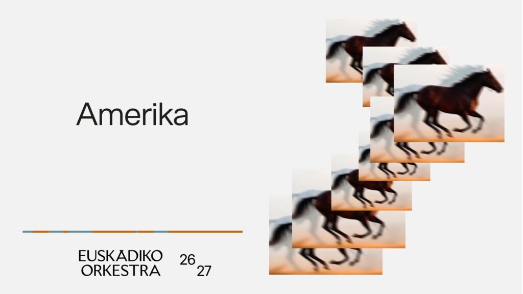 Cartel de la temporada 2026/2027 de Euskadiko Orkestra dedicado al programa “Amerika”. La imagen presenta una composición limpia y minimalista, con fondo claro y una tipografía sobria. A la derecha aparece una secuencia repetida de fotografías desenfocadas de un caballo en movimiento, colocadas en diagonal, lo que genera una sensación de velocidad, viaje y avance. El diseño combina elegancia gráfica con dinamismo visual, evocando amplitud, territorio y movimiento.