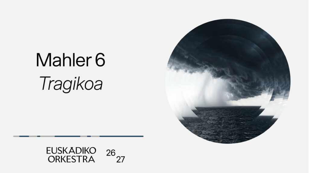 Cartel de la temporada 2026/2027 de Euskadiko Orkestra dedicado al programa “Mahler 6 / Tragikoa”. La composición es sobria y minimalista, con fondo claro y tipografía sencilla a la izquierda. A la derecha aparece una imagen circular del mar bajo un cielo oscuro y tormentoso, con un efecto de repetición o profundidad que intensifica la sensación de tensión. El conjunto transmite dramatismo, gravedad y fuerza emocional, en coherencia con el carácter trágico asociado a la obra de Mahler.