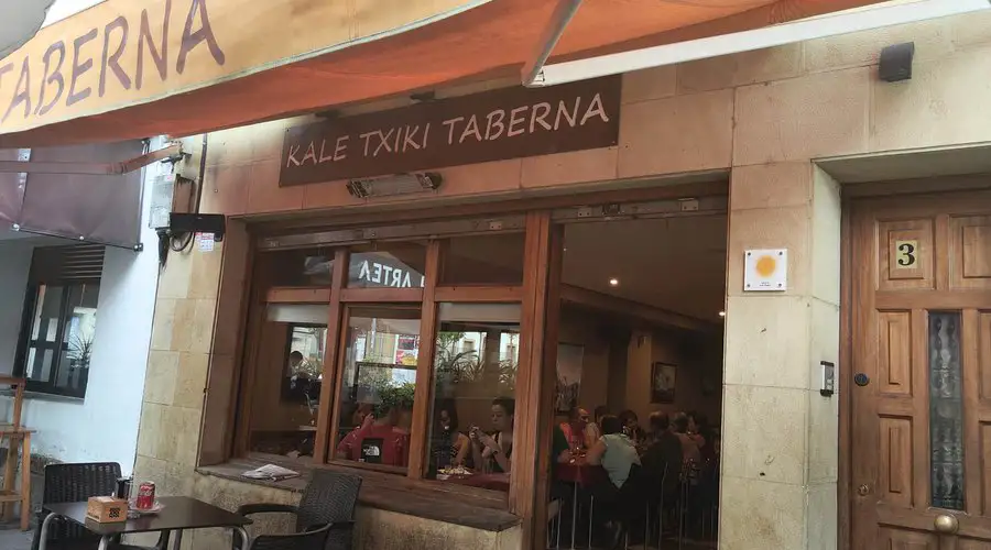 Establecimiento con toldo y porton y ventanas de madera