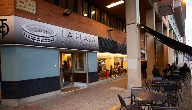 bar situado bajo un porche haciendo esquina, con una terraza