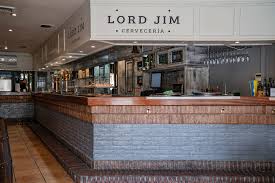 Barra del establecimiento lord jim
